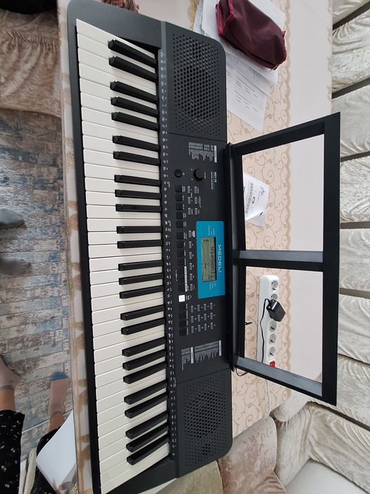 Продам синтезатор Medeli.