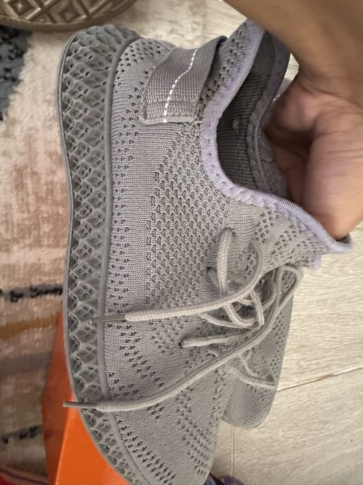 продаю кроссовку летнюю