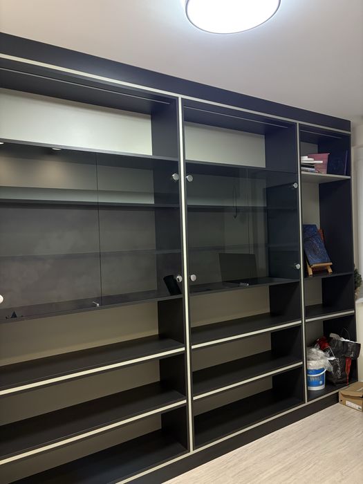 Bibliotecă living modernă cu vitrine – 299 × 248 cm – 300 lei