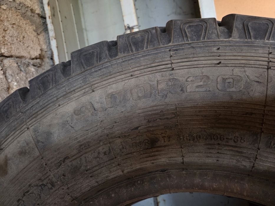 Шины 9.00 R20  .