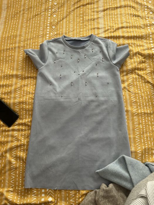 Бяла рокля Zara С размер. Синя рокля Reserved.