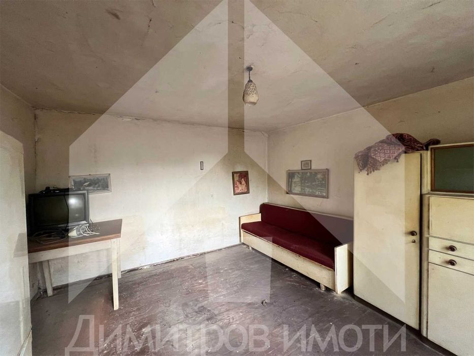 Продаваме самостоятелна тухлена къща в гр. Плиска с двор 1 дка и ГАРАЖ