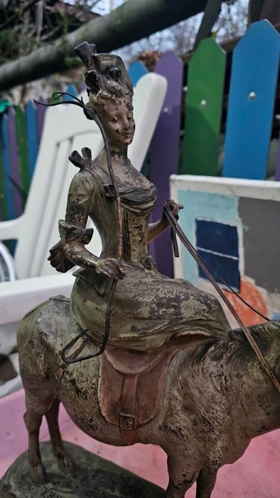 O superbă Statuietă bronz