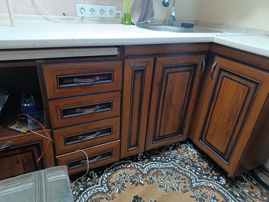 Продам кухонный гарнитур дерево