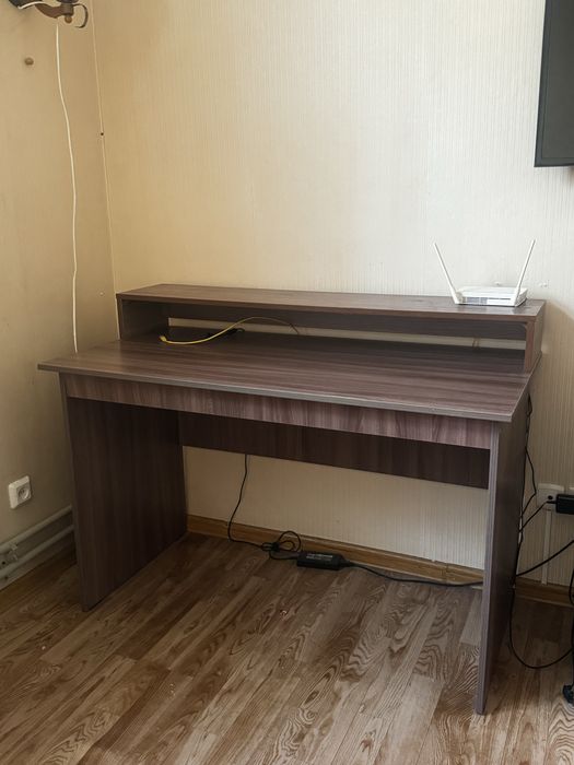 компьютерный стол в отличном состоянии .