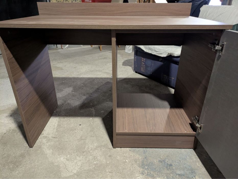 Продавам ново бюро