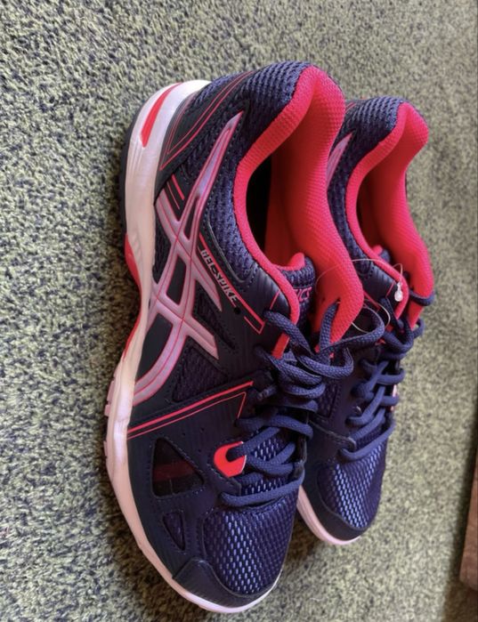 Adidasi Asics.