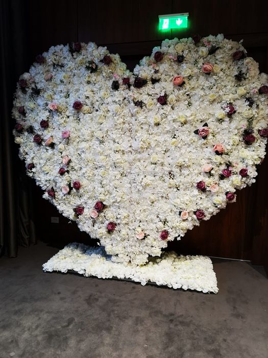 Închiriez  mese,vesela, aranjamente,scaune,etc  pt evenimente