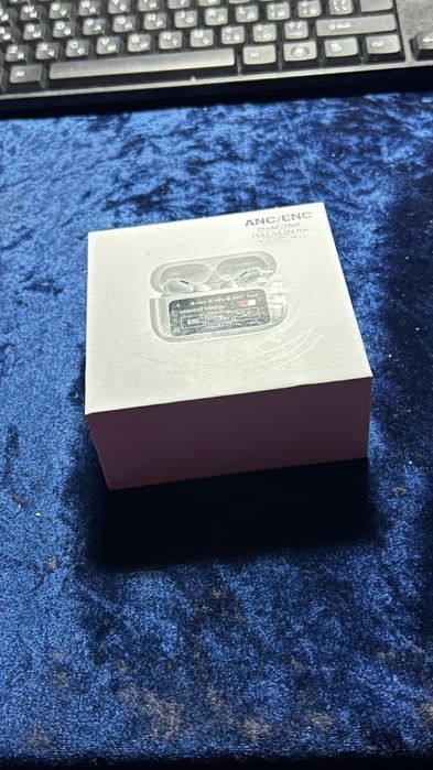 Наушник эйрподс.