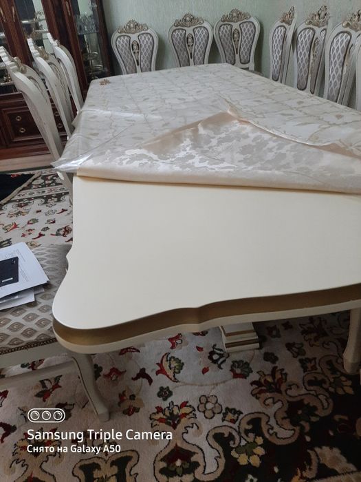 Продам  стол и стулья для гостинной
