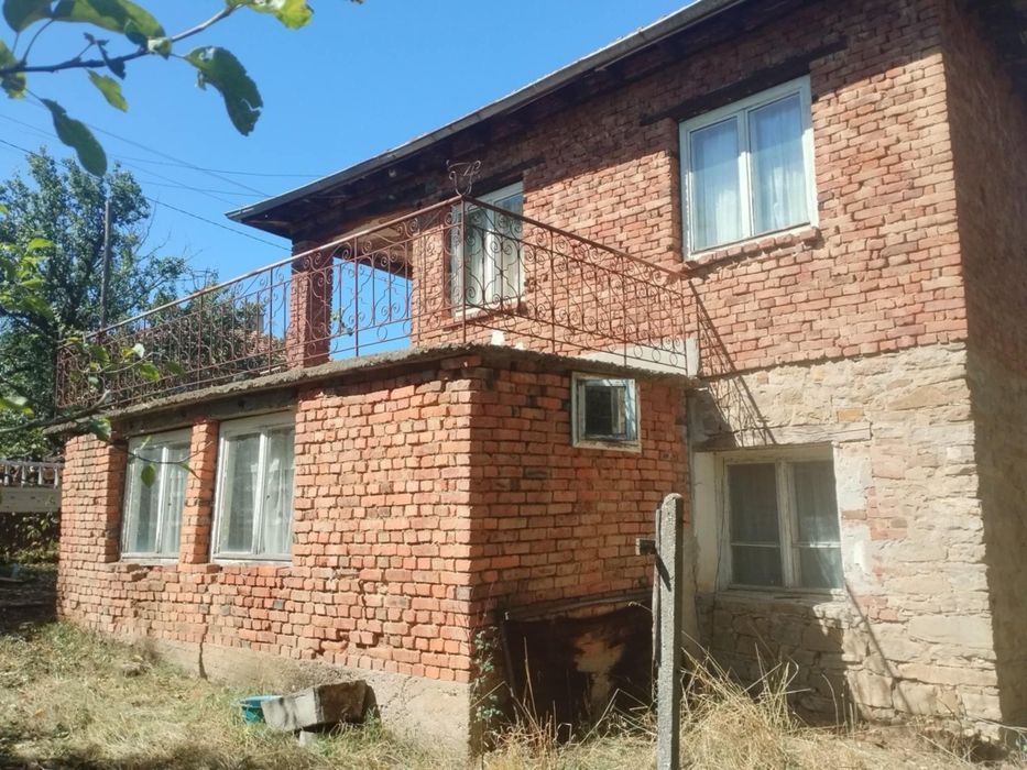 Къща с голям двор