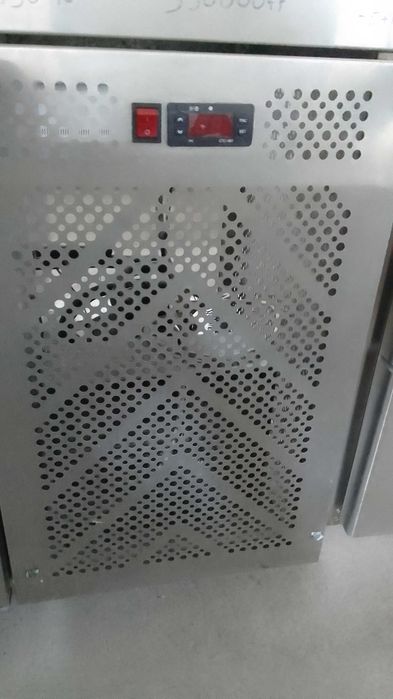 Холодильный стол, стол холодильник со стальной столешницей.