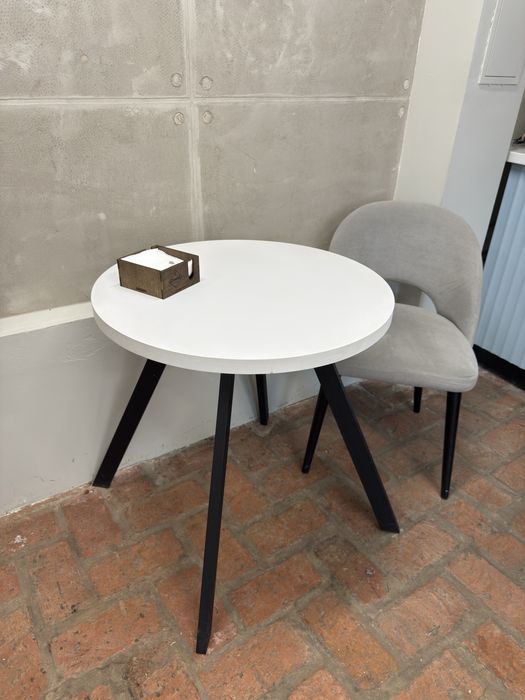 Продаются столы белые