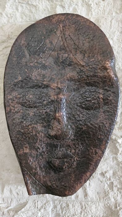 Прекрасно, медно, ковано пано. Лице.