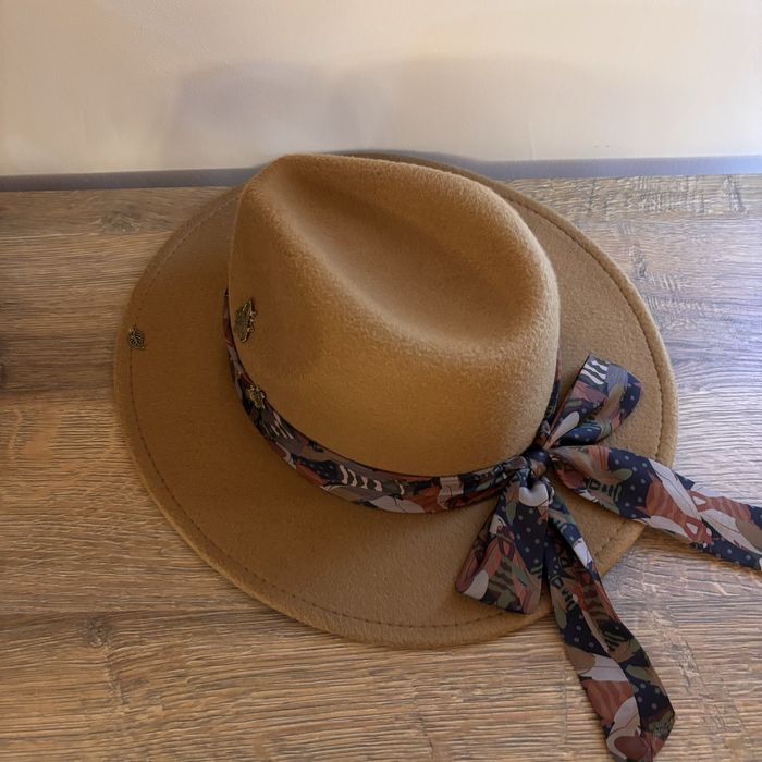 Ръчно изработена шапка в два цвята