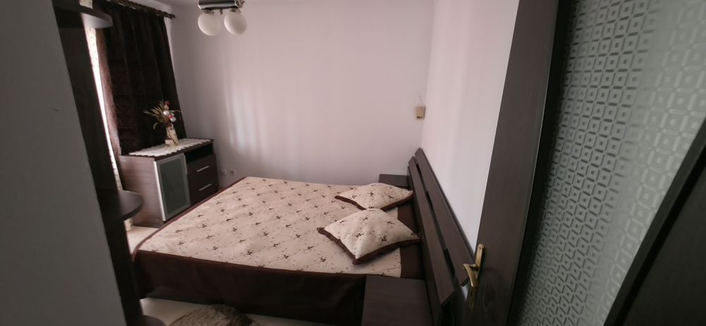 De inchiriat apartament 3 camere