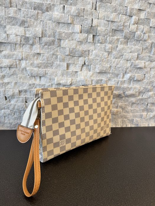 Неустоим модел чанта клъч.