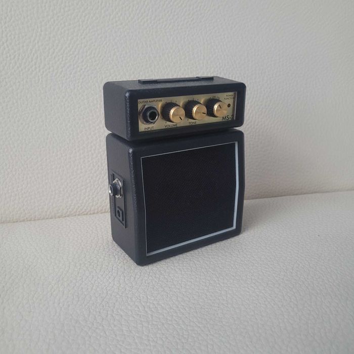 Малък усиливател за електрическа китара.