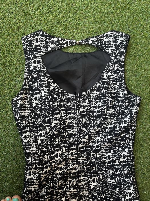 Рокля елегантна, много стилна , официална.