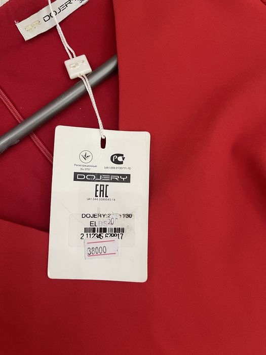 продается платье новое