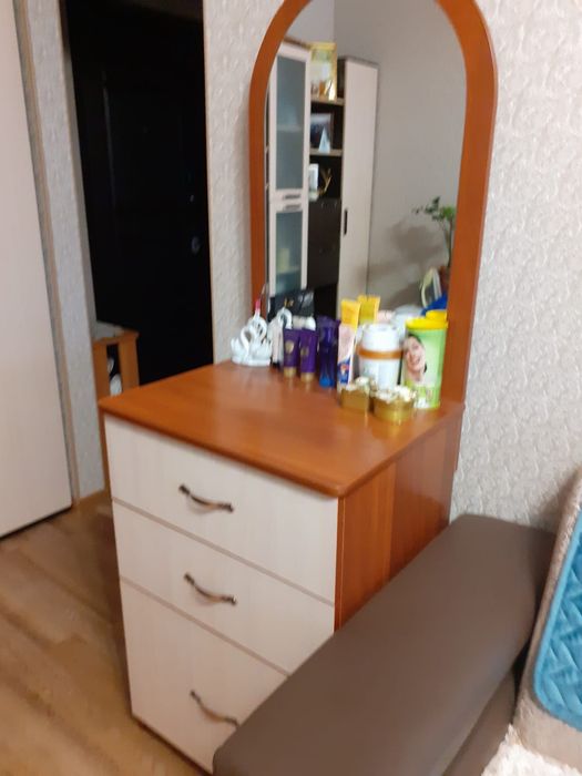 Продам комод с зеркалом