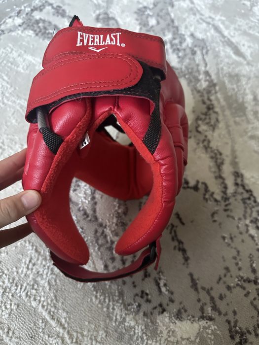 Продаю перчатки и шлем для бокса