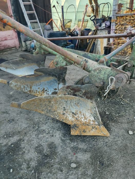 Vând două pluguri pp4 în stare bună de funcționare