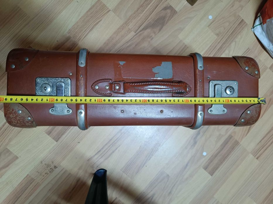 Vand valiză veche din carton cu colțuri și încuietori metalice