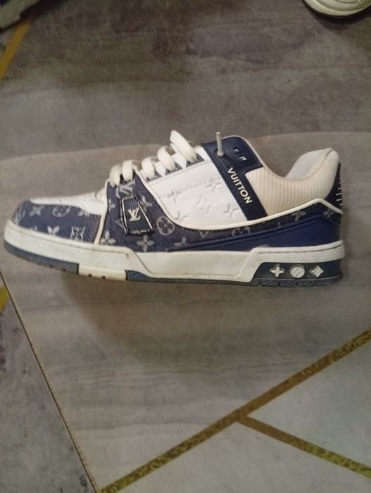 Adidași LV purtați