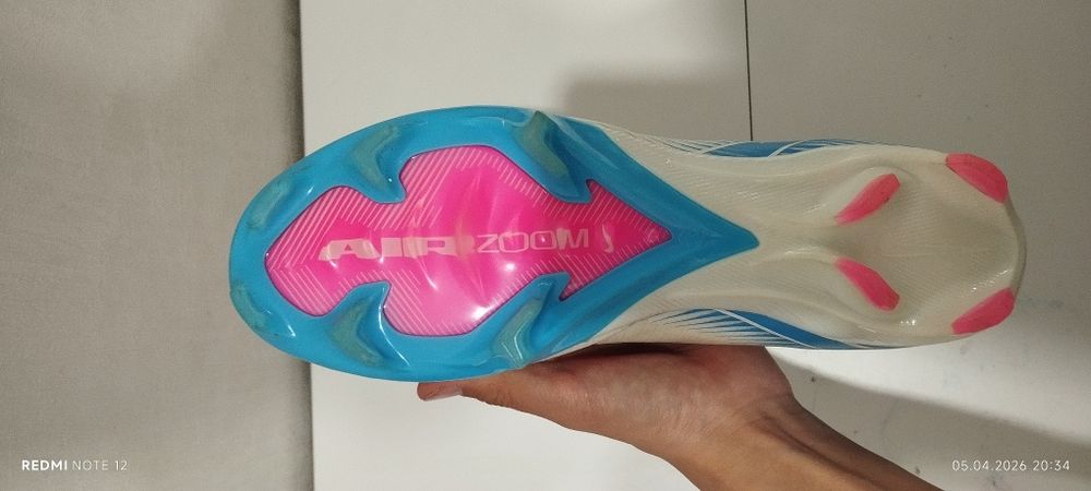 Продам футбольные бутсы