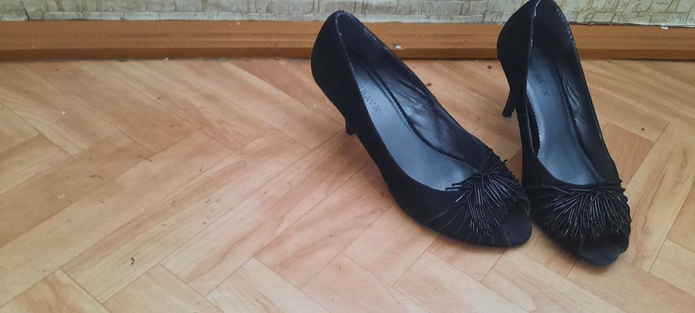Продам красивые замшевые туфли