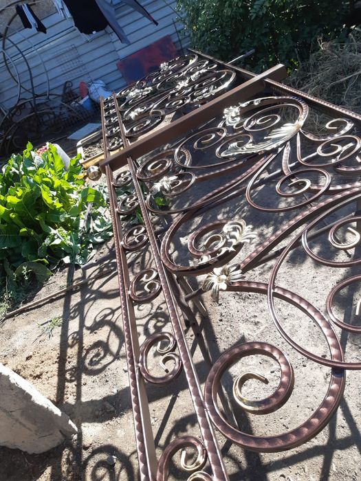 Скамейки и качели