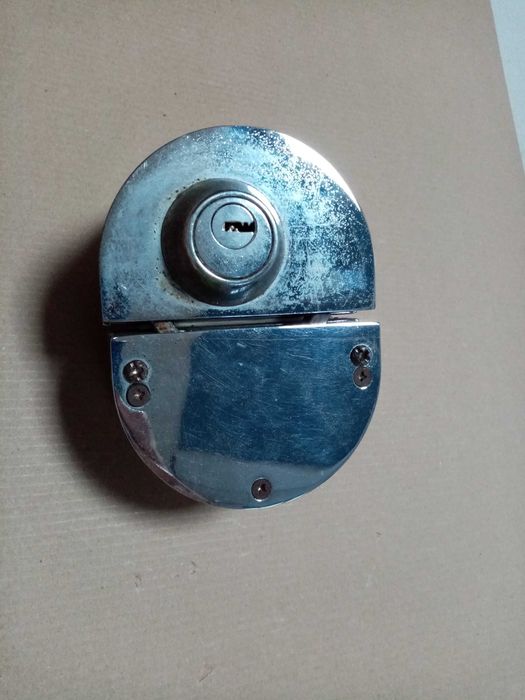 Продавам патрон за стъклена врата