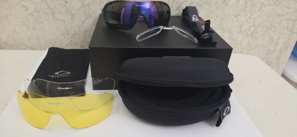 Очки темные солнцезащитные спорт