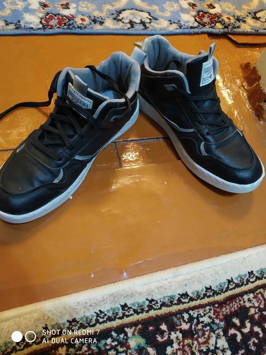 Мужской красовка. 42 размер . Кисяпти шунга сотяпман . Хеччи кимаган.