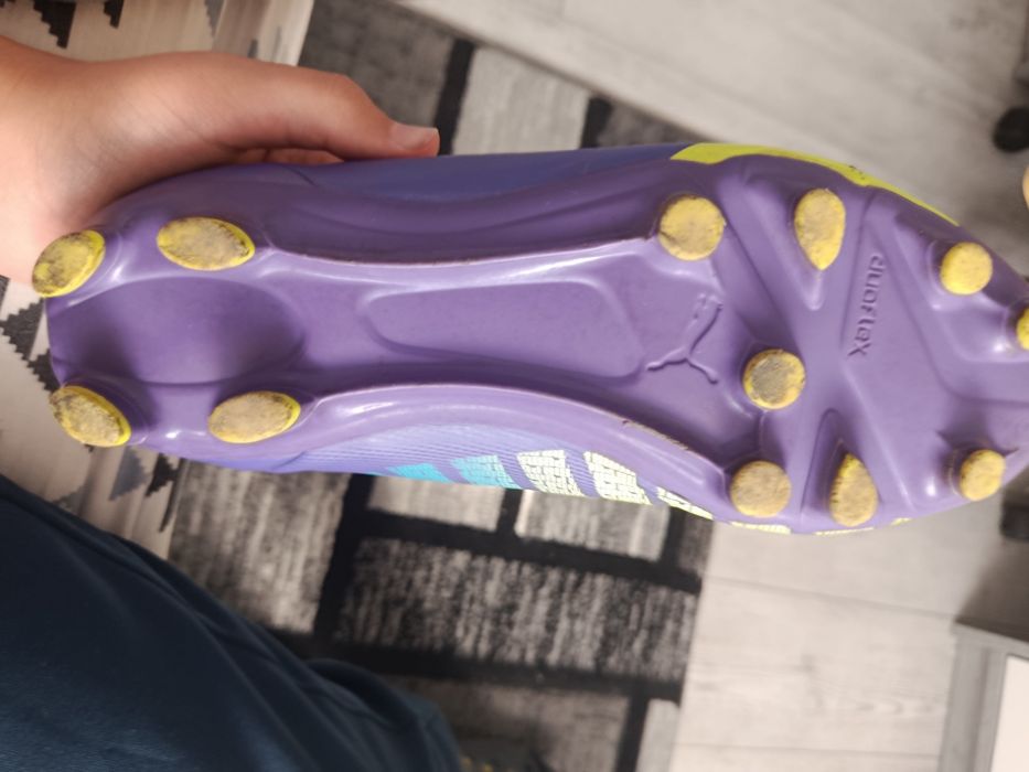 Vând papuci de fotbal puma