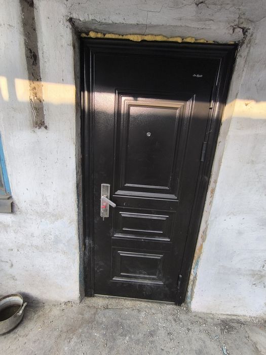 Дом 3 комнаты. Участок земли угловой вдоль дороги. Махалля ТАШКЕНТ