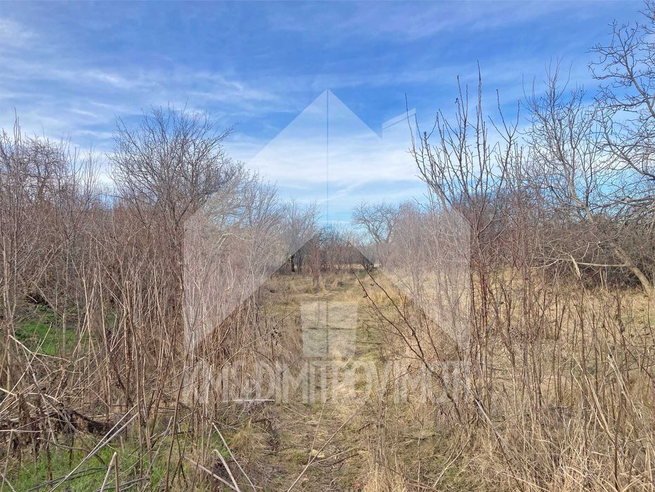 Продава парцел 1,5 ДКА подходящ за фотоволтаична централа. Обл. Шумен