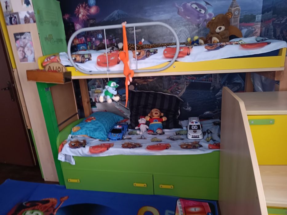 Двуетажно легло с матраци и гардероб