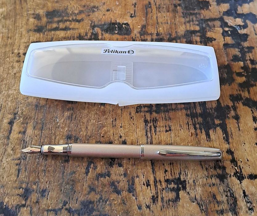 писалка Пеликан Pelikan бежова и сребрист метал в кутия