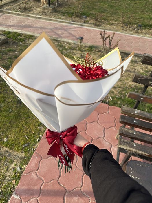 Aranjamente din trandafiri de satin