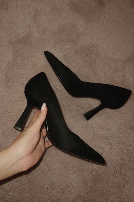Papuci stiletto din catifea, negri - Straduvarius