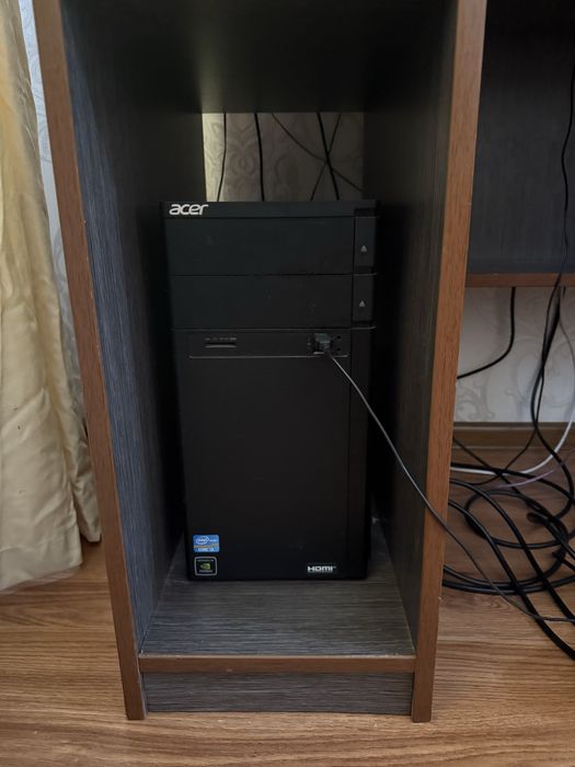 компьютерный комплект + компьютерный стол