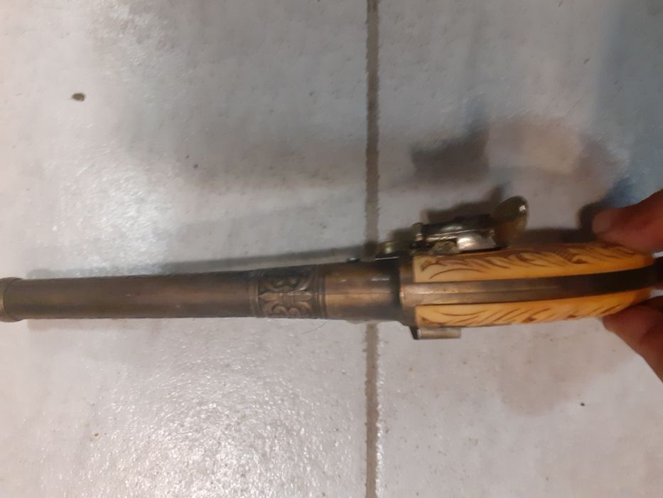 Красив клетъчен пистолет,пищов,оръжие