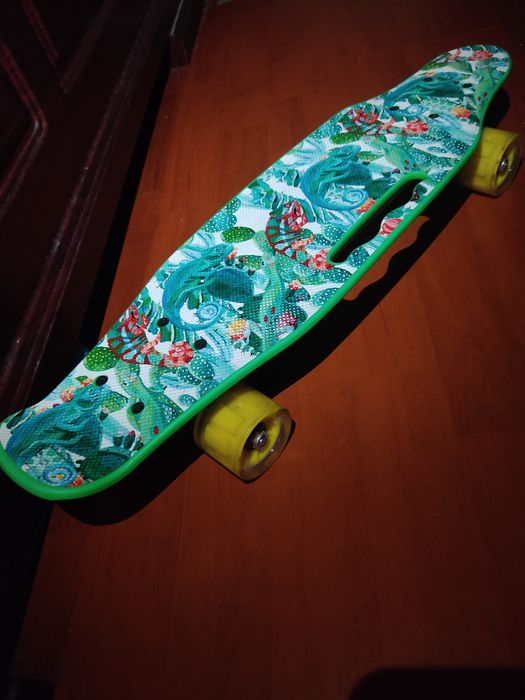 Sketboard yangi g'ildiragi yonadigan