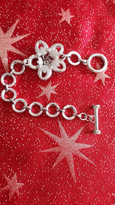 Гривна с камъчета на сваровски.