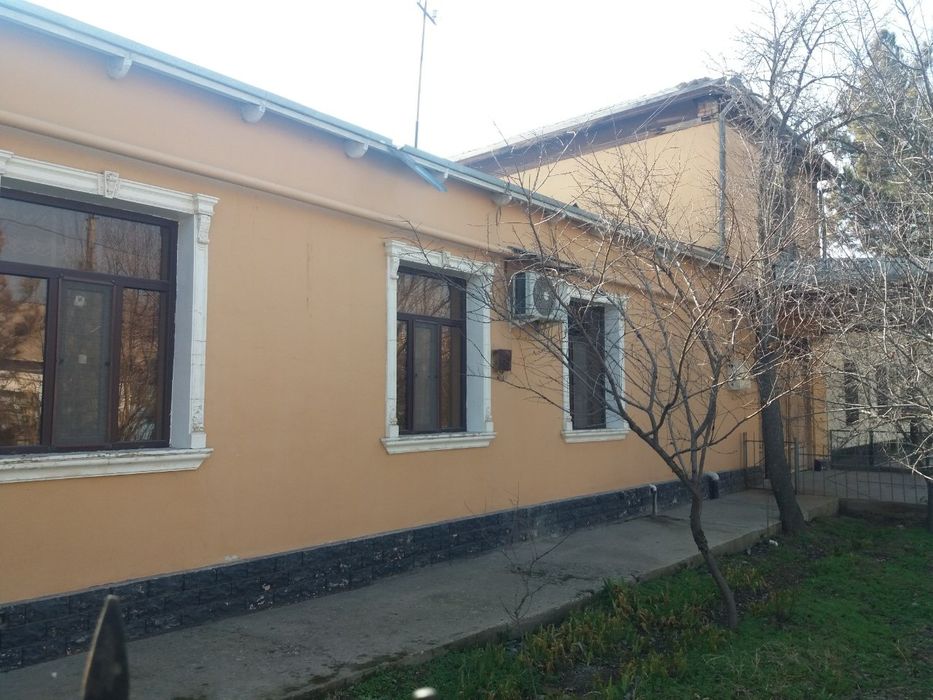 Карши шахри Беклар мфй Тумарис кучаси турар-жой биноси бог билан