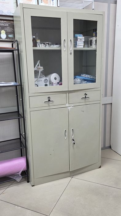 Мкдицинский шкаф железный