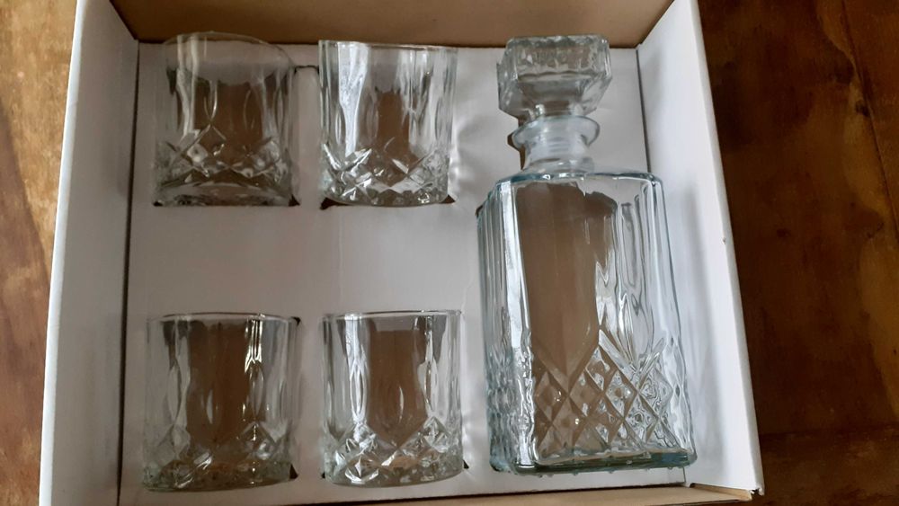 стъклен комплект луксозен, за напитки от 4 чаши и гарафа в кутия