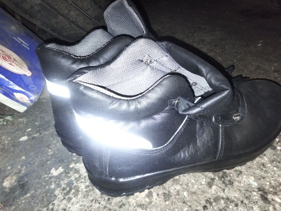 Продам ботинки рабочие 42.